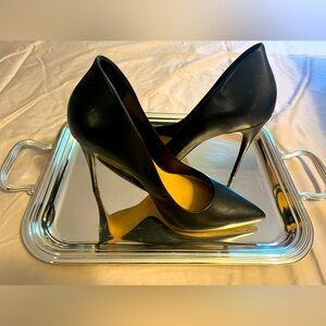 High heel shoe. Leather. Barely used. Like new.